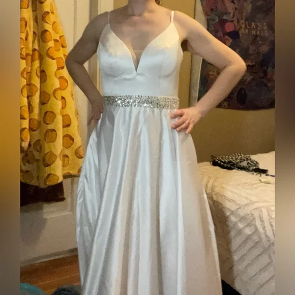 NEW Wedding dress WITH POCKETS! Fits sizes 6-10 - Picture 4 of 5